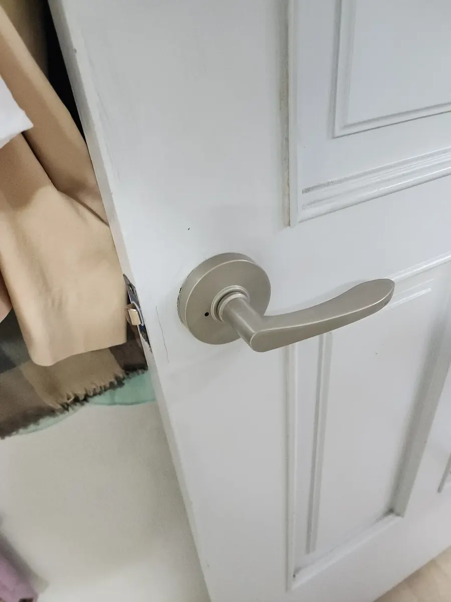문손잡이 고장 — 새로 단 손잡이