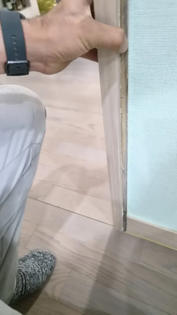 문손잡이 수리 — 문틀 가장자리가 벌어진 자리