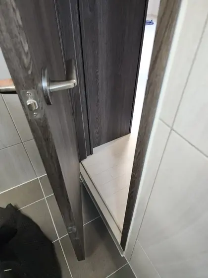 화장실 문 손잡이 — 화장실 문에 달린 기존 레버 손잡이