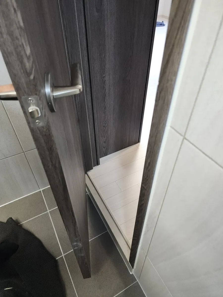 화장실 문 손잡이 — 화장실 문에 달린 기존 레버 손잡이