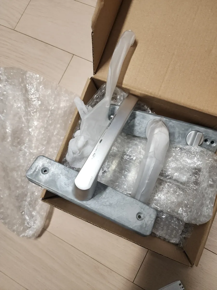 터닝도어 수리 — 포장 상자 속 새 손잡이