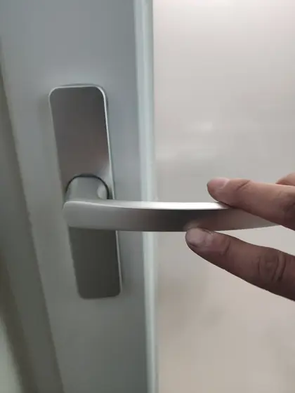 터닝도어 수리 — 새 손잡이가 달린 터닝도어