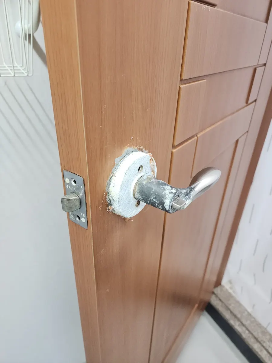 도어 래치 고장 — 받침판 둘레가 벗겨진 기존 손잡이