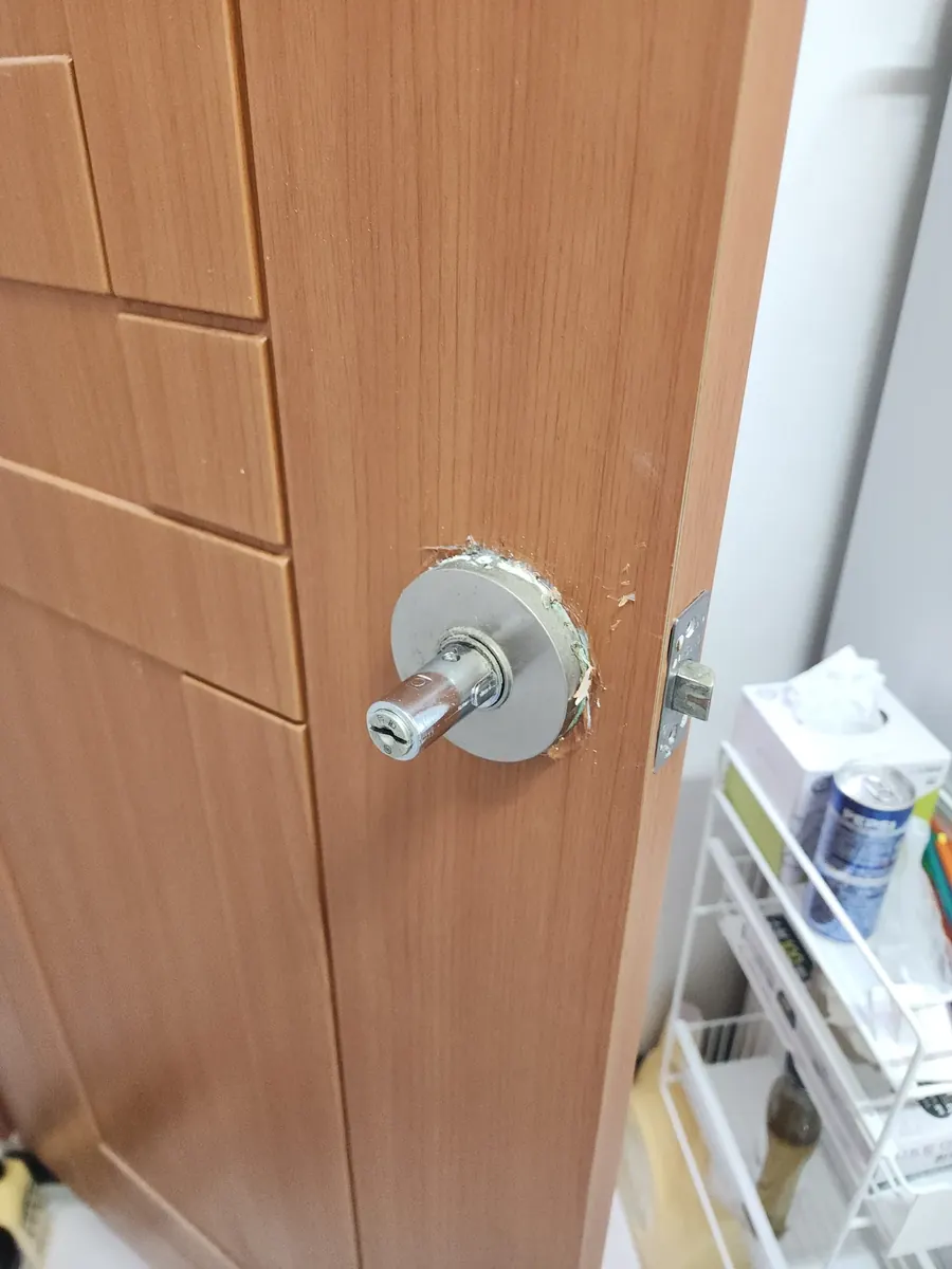 도어 래치 고장 — 손잡이를 뗀 문의 축