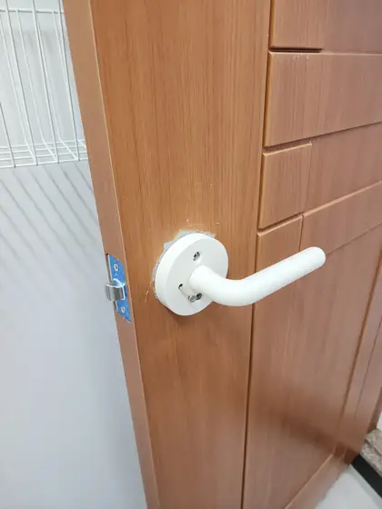 도어 래치 고장 — 새로 단 흰 손잡이