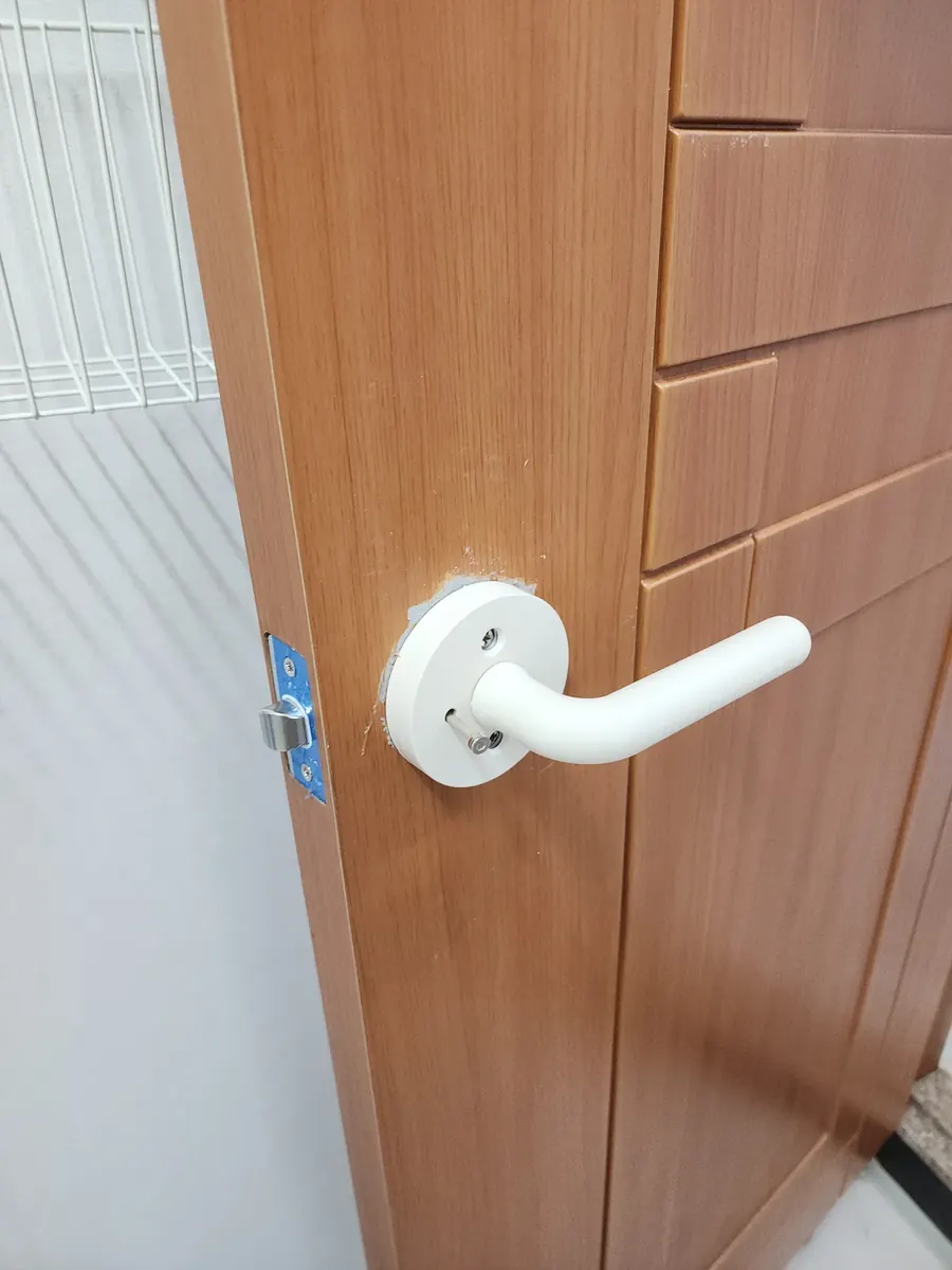도어 래치 고장 — 새로 단 흰 손잡이
