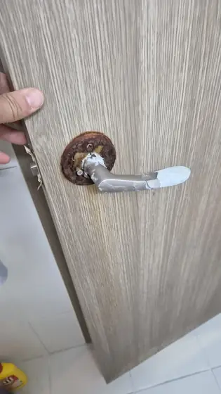방문 손잡이 고장 — 받침판까지 녹이 번진 기존 손잡이